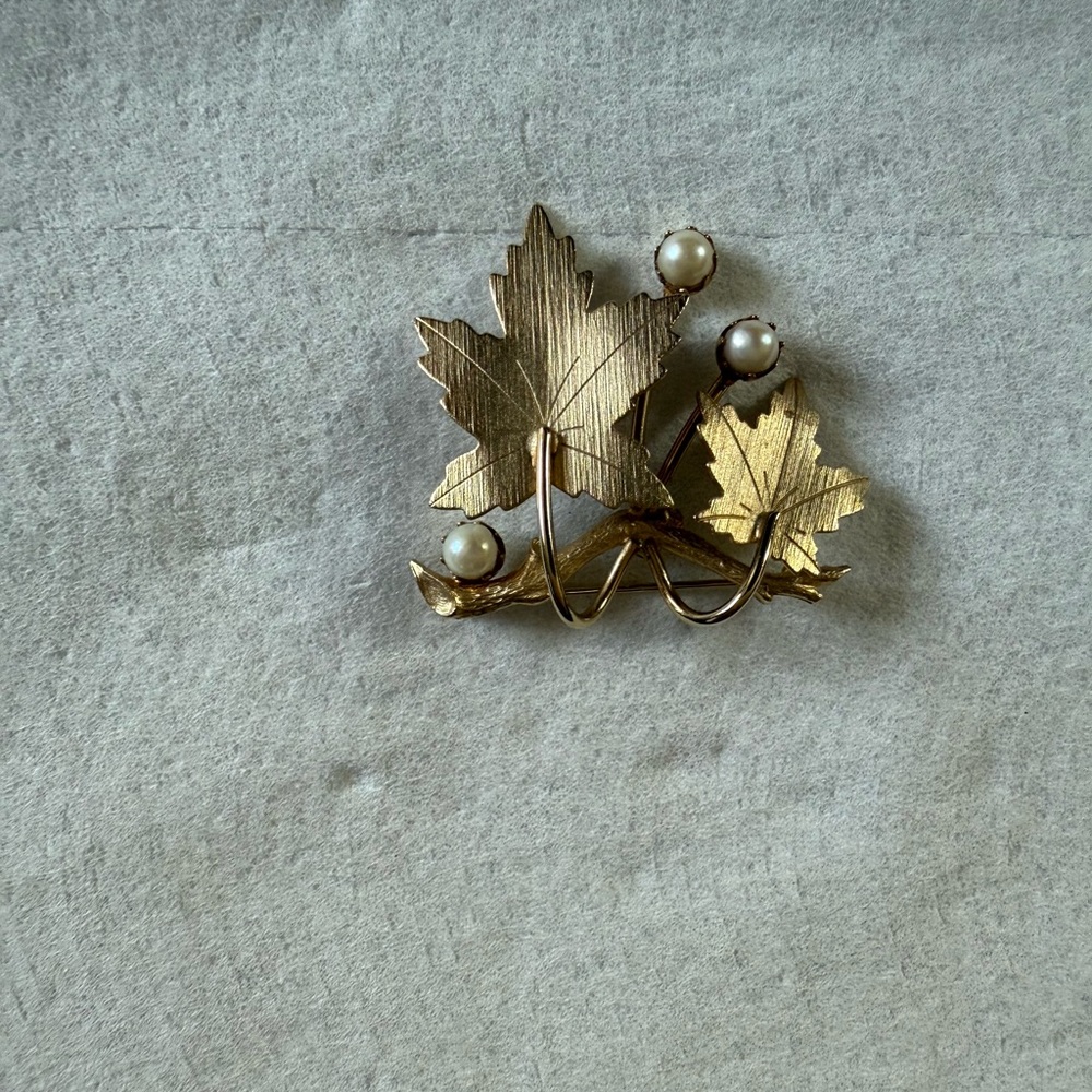 Sarah Coventry vintage maple leaf brooch
